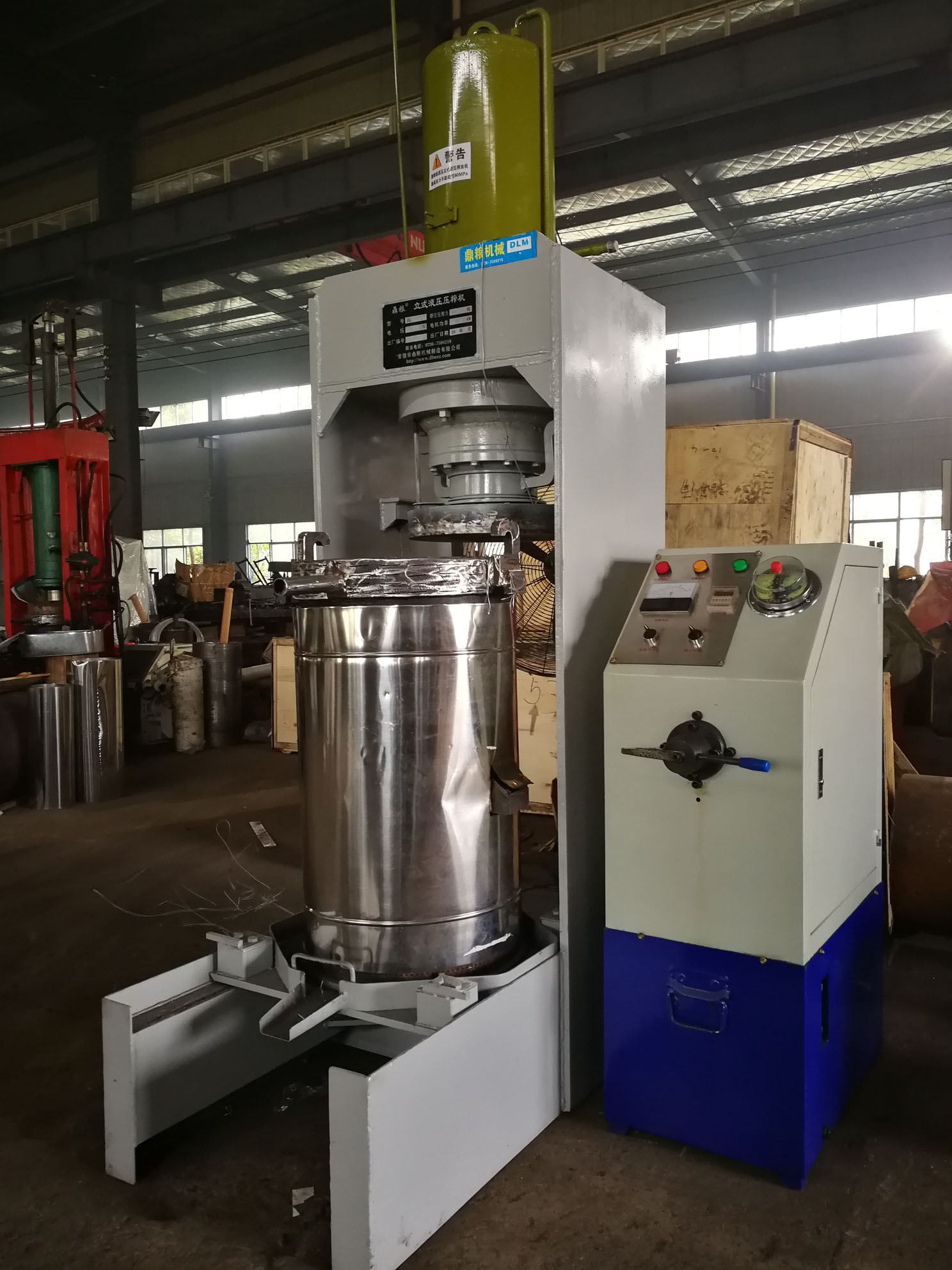 不銹鋼超高壓立式液壓壓榨機(jī)，果汁壓榨機(jī)，果渣壓榨機(jī)，藥材壓榨，油渣處理，白土壓榨